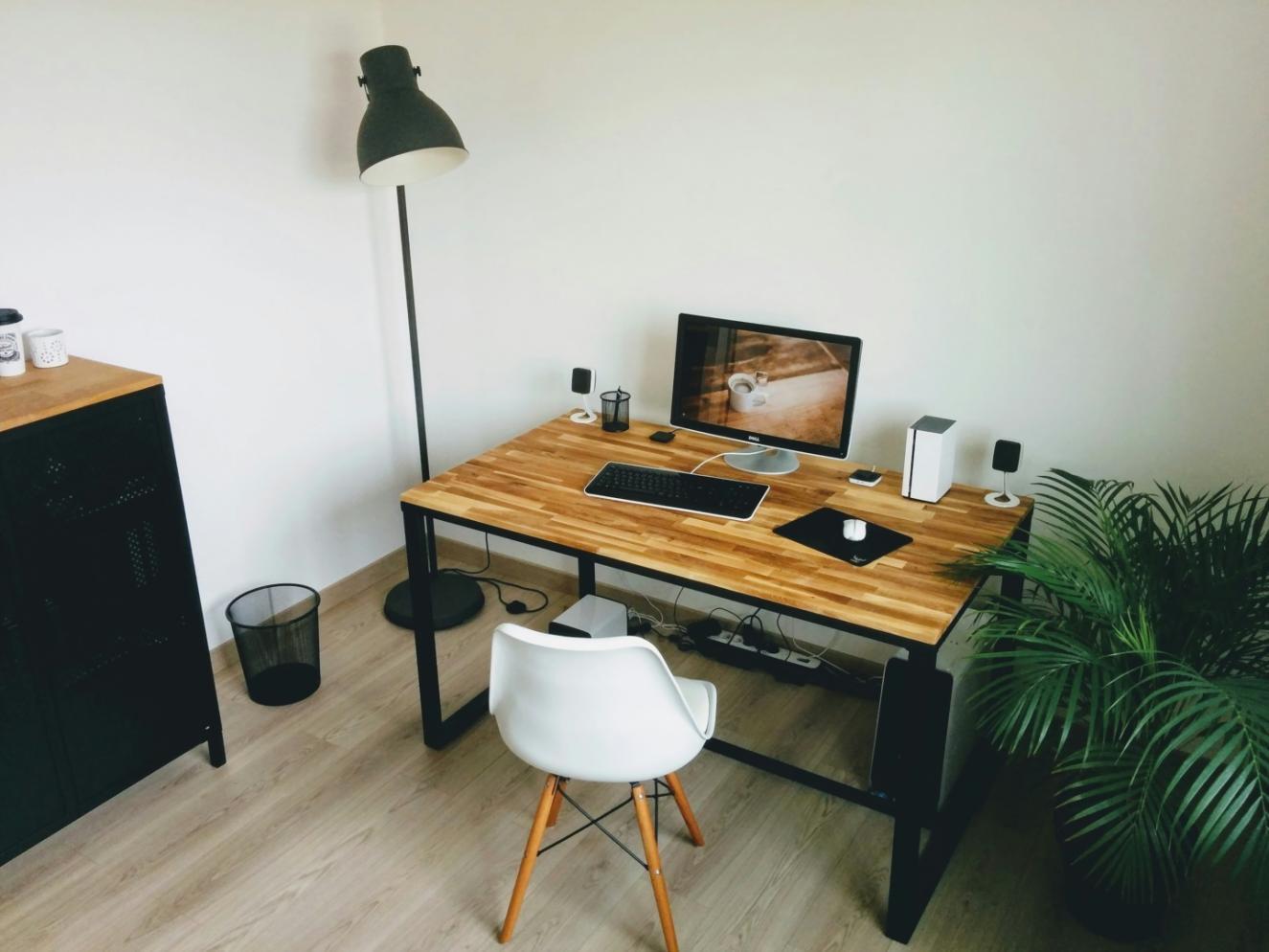 Ambiente di studio tecnico organizzato con materiali didattici